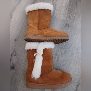 Tan Winter Boots with White Fur Trim